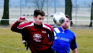 Die SG Griesheim/Großliebringen (links, Dominic Muric) und der TSV Elgersburg (in Blau) spielten 0:0.  Foto Christoph Vogel