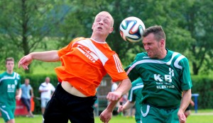 In der Fußball - Kreisklasse verliert der SV Gelb-Blau Wipfra (hier David Steinbrück, links) gegen die SG Griesheim/Großliebringen (Sebastian Groth) mit 4:1. Die SG schaffte damit den vorzeitigen Staffelsieg.