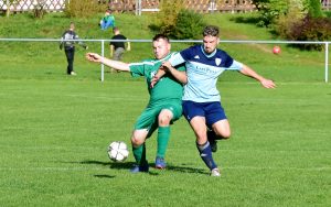 In der Fußball - Kreisliga gewinnt der SV Fortuna Griesheim (in Grün, hier Oliver Hoffmann) gegen die Zweite des SV 09 Arnstadt (Lars Helbing) mit 3:0.