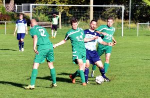 In der Fußball - Kreisliga gewinnt der SV Fortuna Griesheim (in Grün, hier Dominik Börner, 2.von links, Henry Buchberger, rechts) gegen die Zweite des SV 09 Arnstadt (Rocco Lux) mit 3:0.