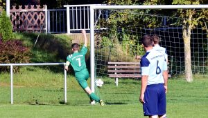 In der Fußball - Kreisliga gewinnt der SV Fortuna Griesheim (in Grün, hier ) gegen die Zweite des SV 09 Arnstadt mit 3:0.