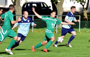 In der Fußball - Kreisliga gewinnt der SV Fortuna Griesheim (in Grün, hier Michel Wehner) gegen die Zweite des SV 09 Arnstadt mit 3:0.